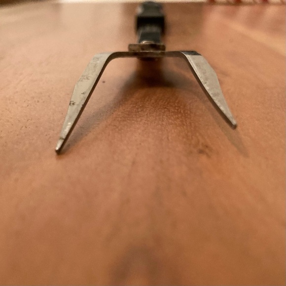 Vintage Stanley Stainless Steel Meat Fork with Unique Curved Keyhole Handle - Picture 10 of 12